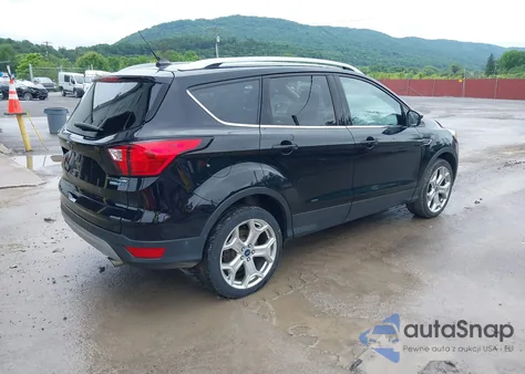 2019 Ford Escape Titanium z USA, uszkodzony, nr VIN 1FMCU9J95KUA09190